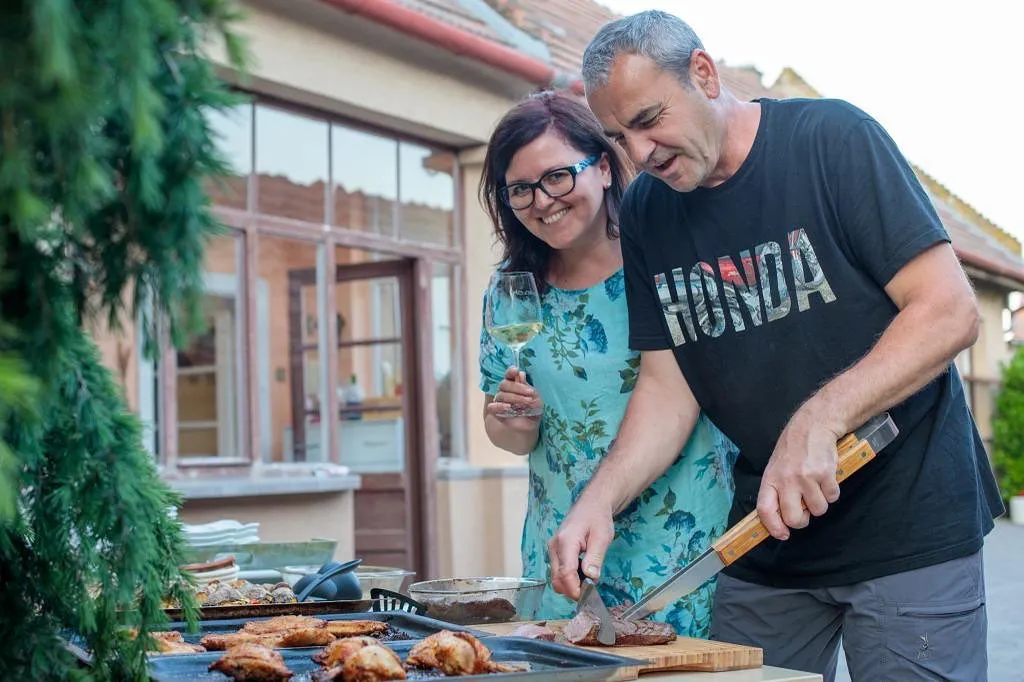 Silvia a Jozef pri grilovačke pred domom, Silvia s pohárom vína