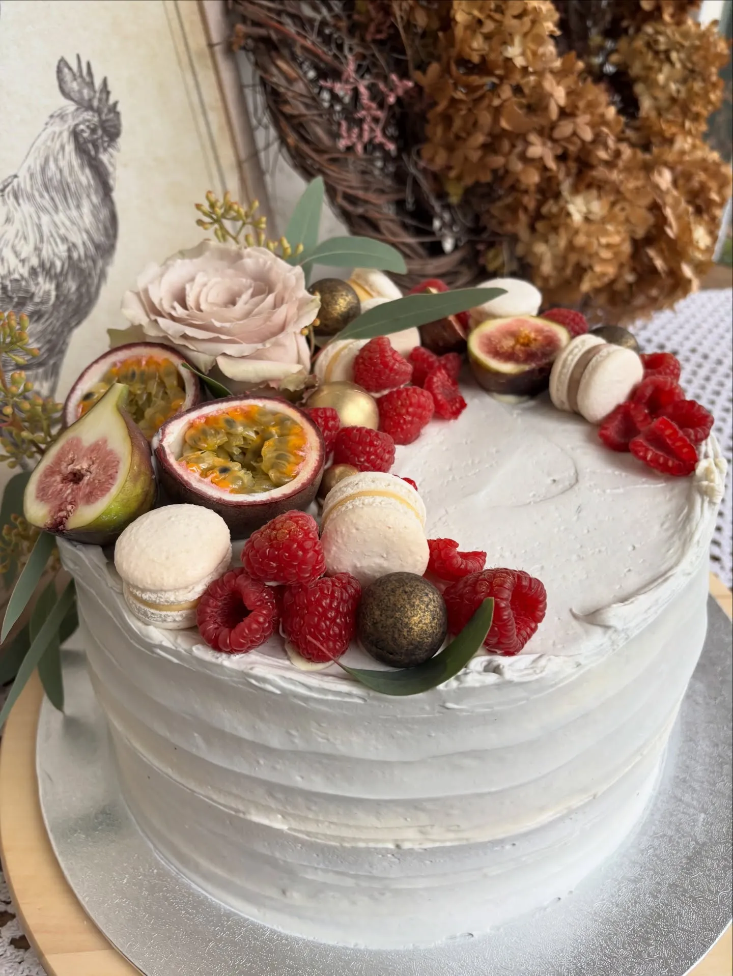 Krémová torta s figami, malinami, passion fruit a ružou