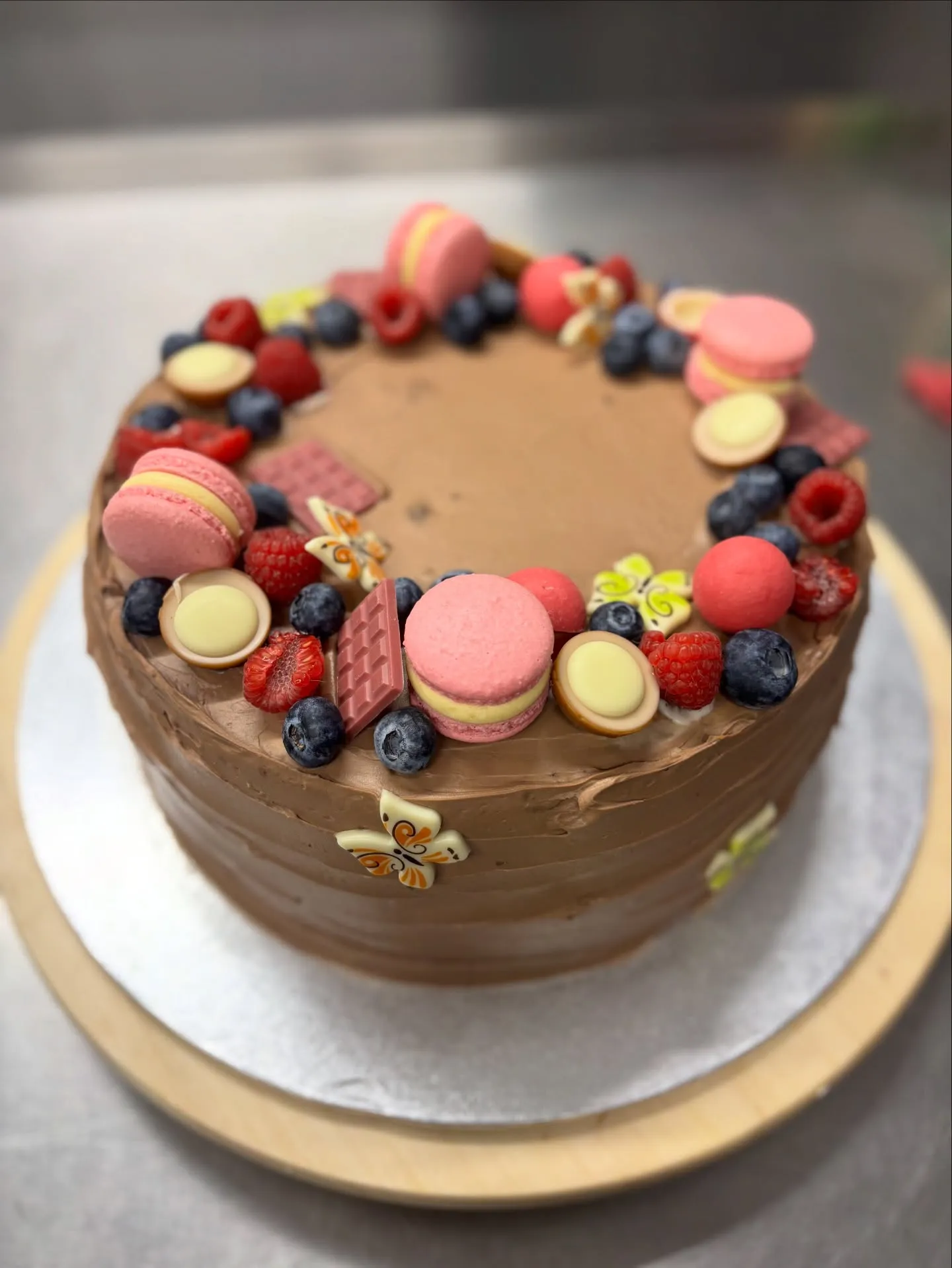 Čokoládová torta s makarónkami, lesnými plodmi a motýlikmi